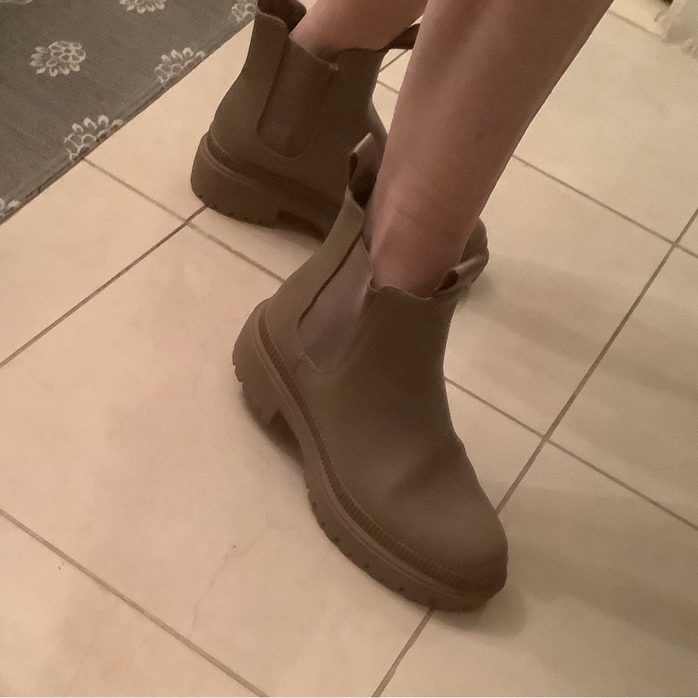 Ankle lug sole boot
